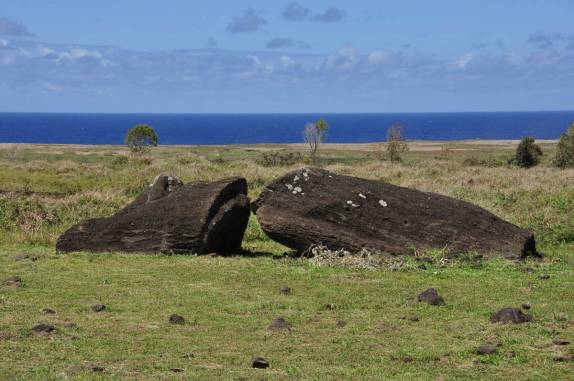 Moai que se partiu durante o transporte, em Rapa Nui (ou Ilha de Páscoa), território chileno no meio do Oceano Pacífico